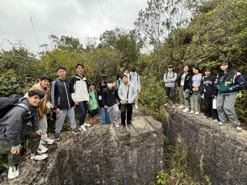 Dr. Vincent Chan (tutor of HKU's Common Core Course and University Hall) led students to explore Shing Mun Redoubt and learn about the history of World War II relic.